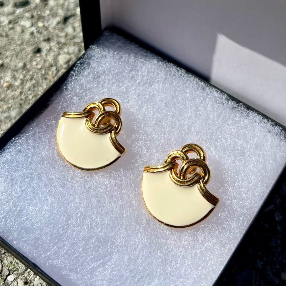 Vintage Cream Enamel and Gold Pierced Earrings er2